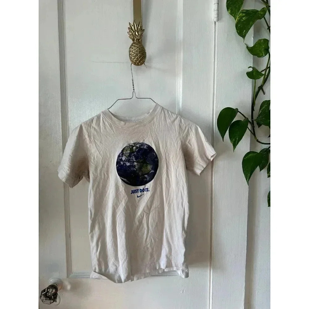 The NIKE Tee Kid’s size Medium Basketball world shirt